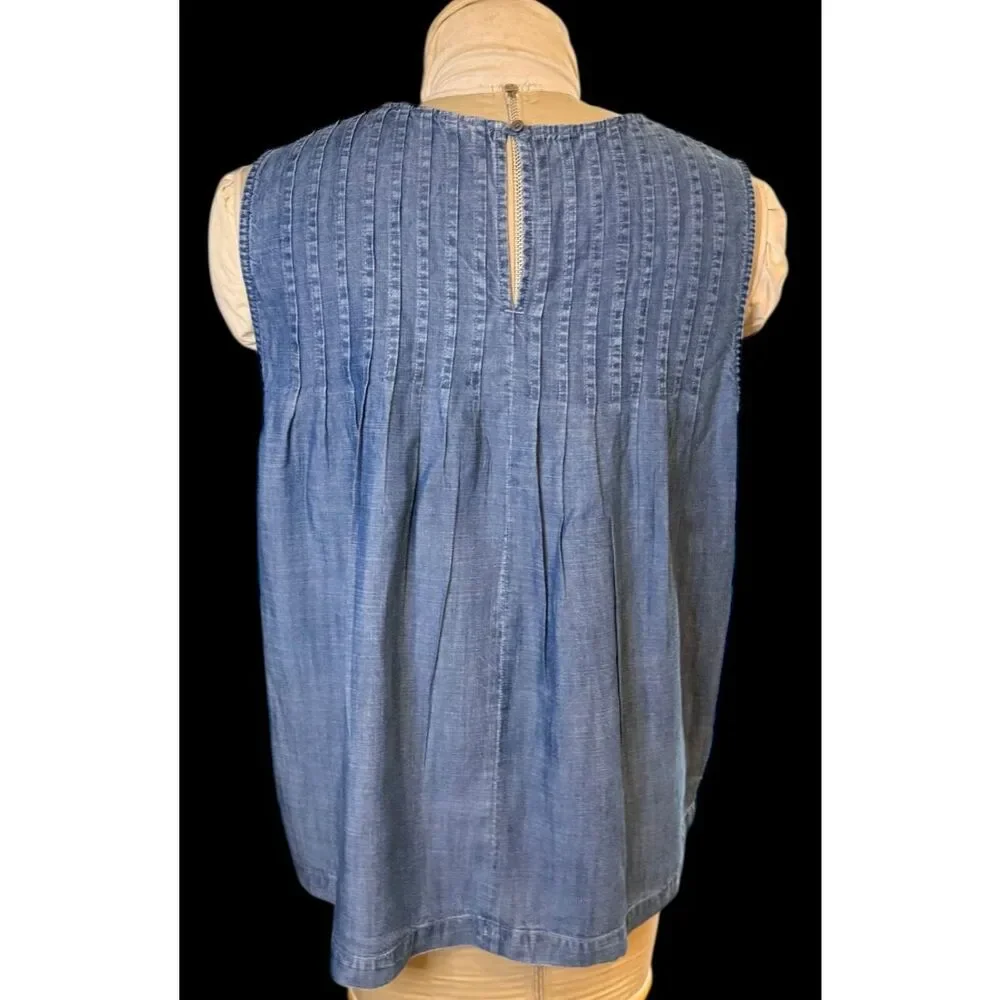 GAP Denim Chambray Sleeveless Top Sz. XL Pin Tuck Pleats Keyhole Closure - Picture 7 of 8